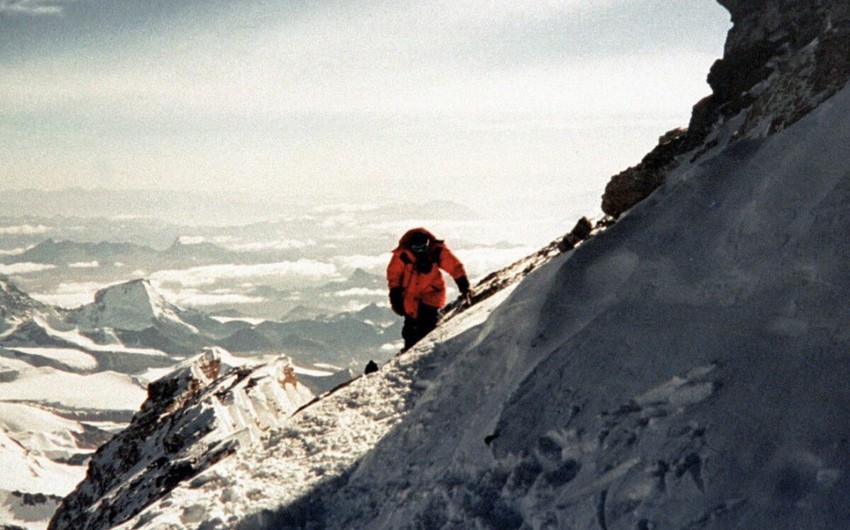 Dağda yarığa düşən alpinist belə xilas edildi - VİDEO