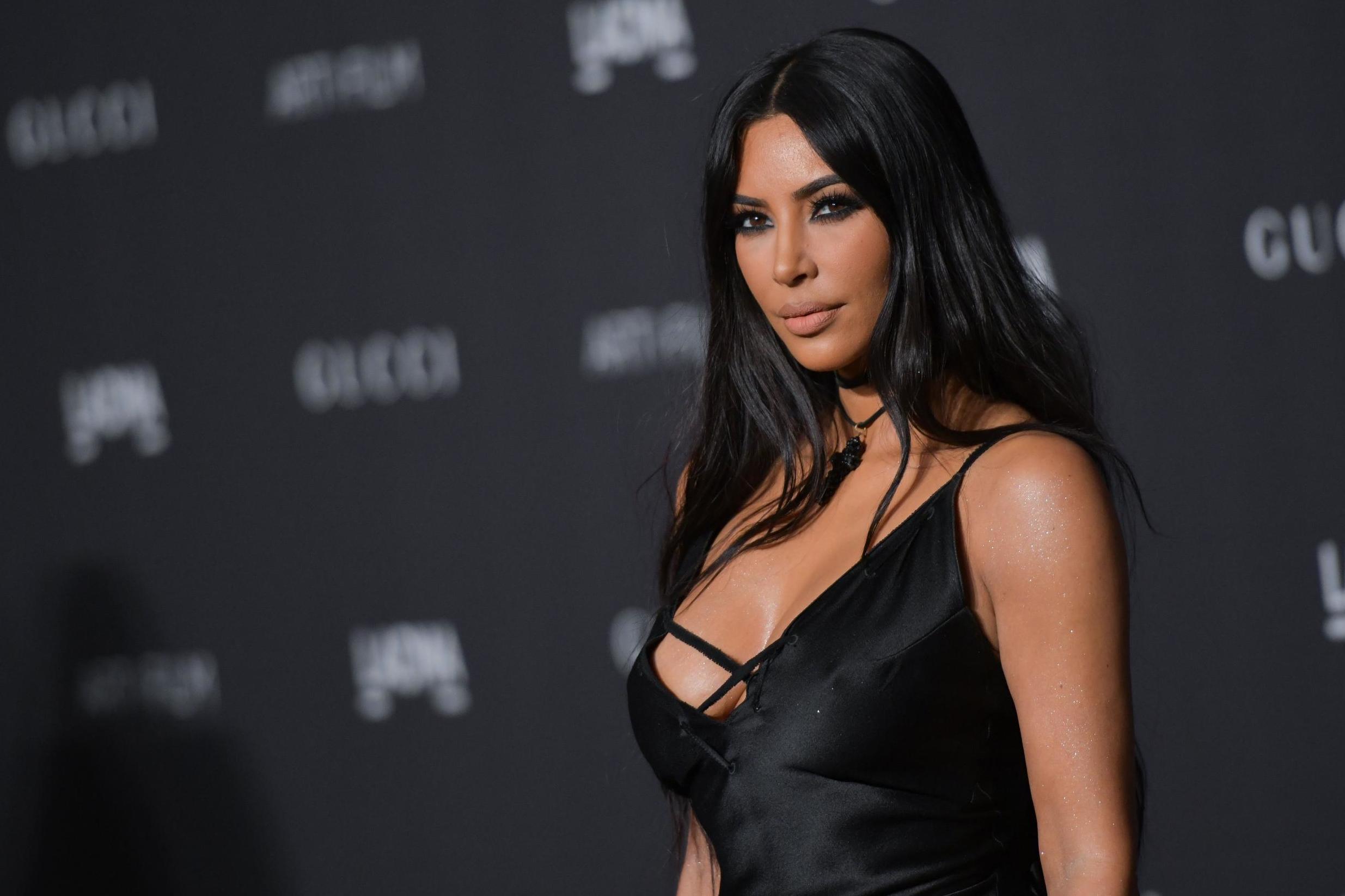 Kim Kardaşyan yeməyi də lüt yeyir – FOTO Kim Kardaşyan yeməyi də lüt yeyir – FOTO