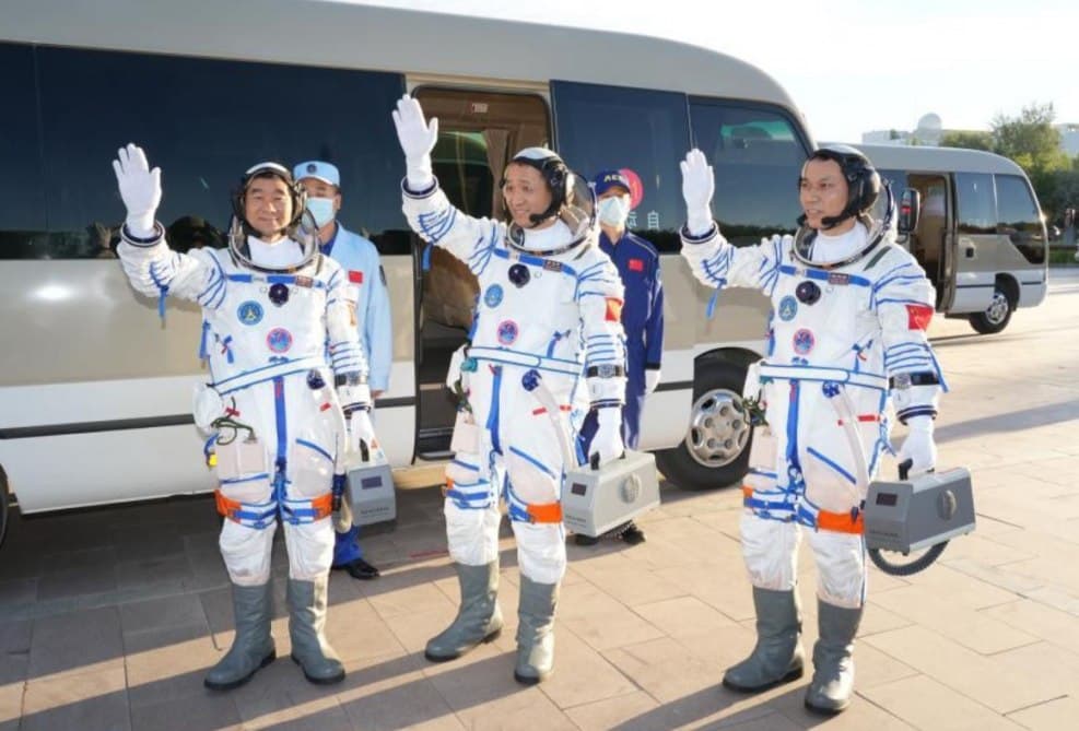 Çin son 5 ildə ilk dəfə orbitə kosmonavt göndərdi – FOTO-VİDEO 