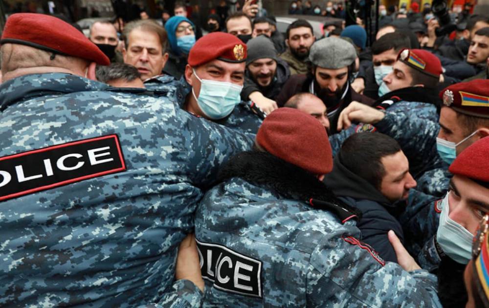 SEÇKİYƏ BİR GÜN QALMIŞ - erməni polislər arasında dava başladı - VİDEO