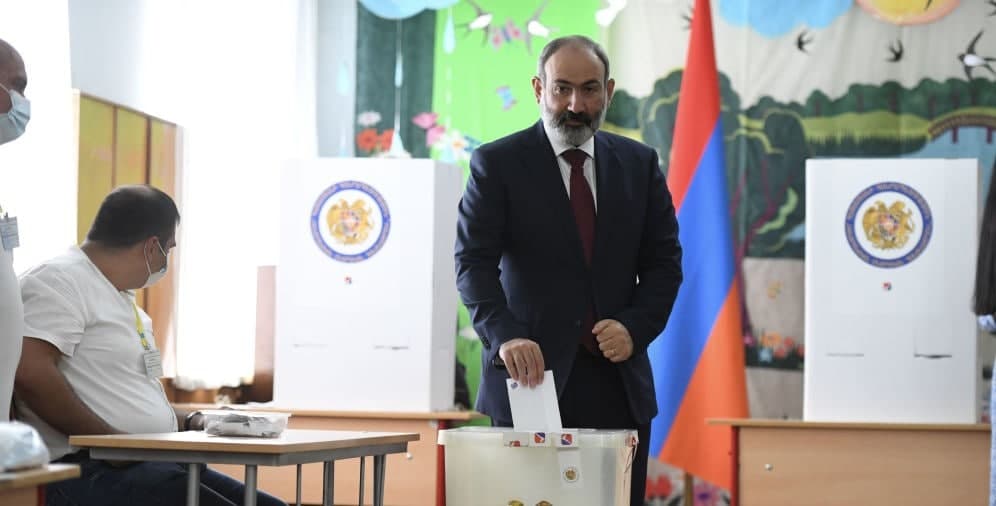 Paşinyan parlament seçkilərində səs verdi - Həyat yoldaşı və övladları da yanında idi – FOTO