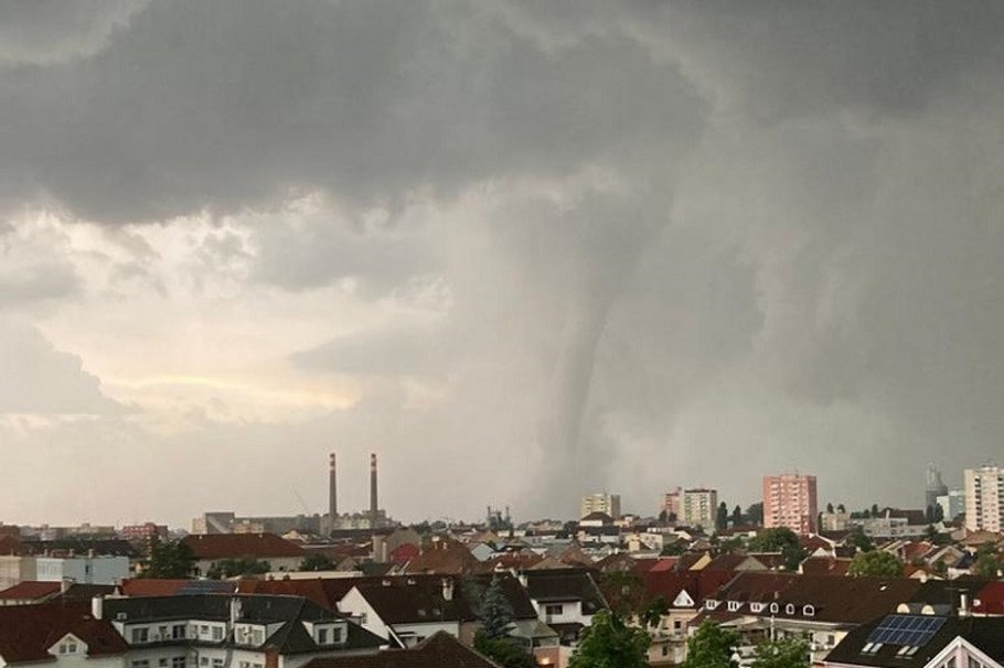 Çexiyada dəhşətli TORNADO – 32 min insan işıqsız qaldı – ANBAAN VİDEO