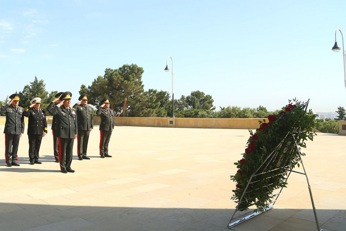 Müdafiə Nazirliyi Heydər Əliyevin məzarını və Şəhidlər xiyabanını ziyarət etdi 