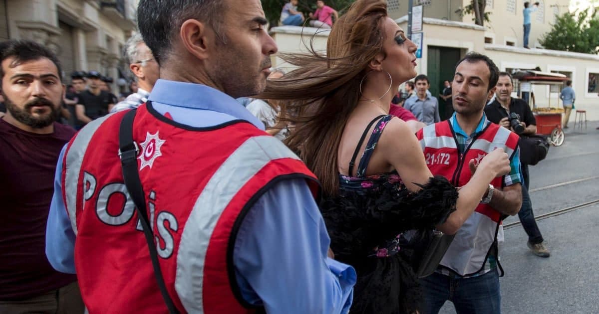 Polis İstanbulda geylərin paradını dağıtdı - FOTO