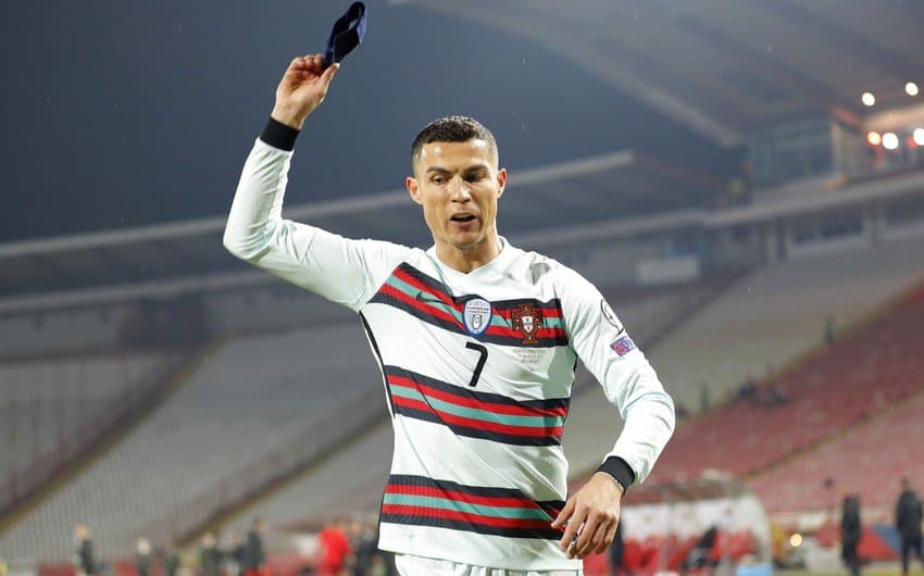 Ronaldo yenə kapitan sarğısını yerə atdı