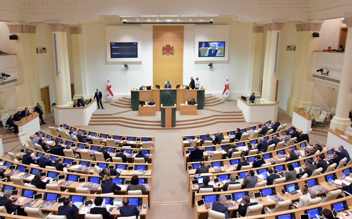 Gürcüstanda gözlənilməz hadisə - Parlamentdə Rusiya himni səsləndirildi 