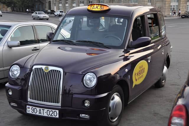Nazirlik gətirdiyi “London taksiləri”ni qarajlarda çürüdür - VİDEO