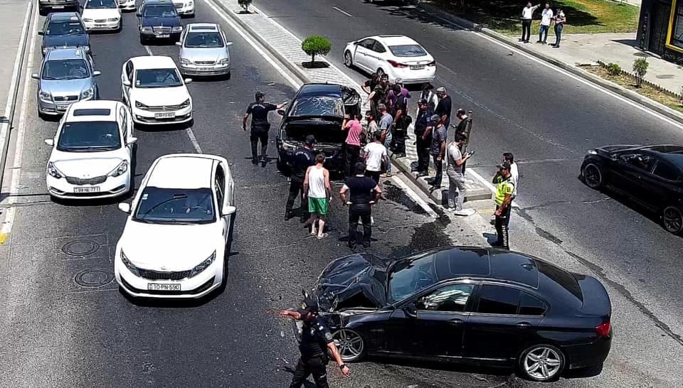 Bakıda QƏZA: Yolda sıxlıq yarandı - FOTO 