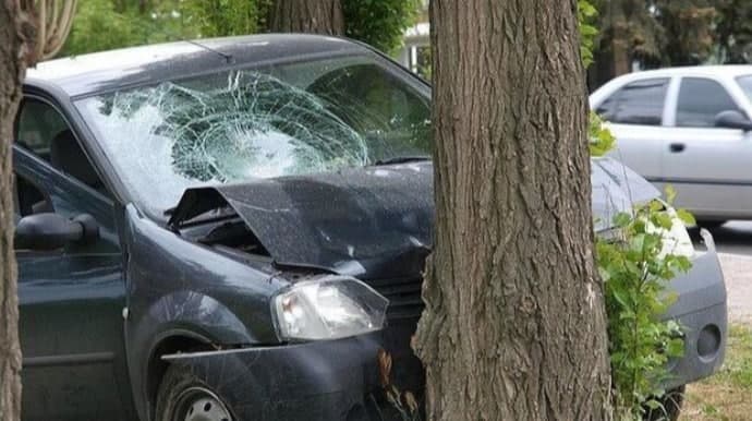 Şəmkirdə avtomobil ağaca çırpıldı, sərnişin öldü
