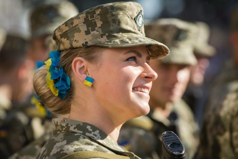 Ukraynalı əsgər qızlar hərbi paradda dikdaban ayaqqabı geyinəcəklər - FOTO