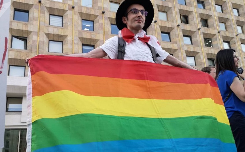 Bakıda azarkeşlərdən alınan LGBT bayrağı ilə bağlı açıqlama - RƏSMİ