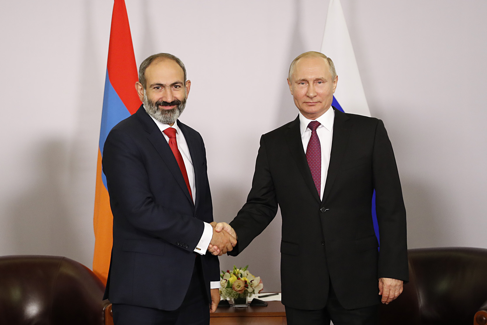 Putin və Paşinyan görüşdü - VİDEO Putin və Paşinyan görüşdü - VİDEO