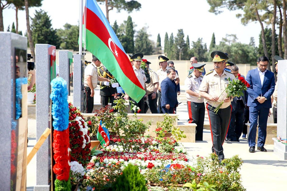 Zakir Həsənov II Şəhidlər xiyabanını ziyarət etdi