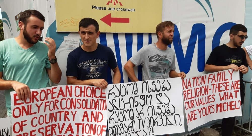 Gürcüstanda LGBT əleyhdarları Şarl Mişelə qarşı aksiya keçirdi