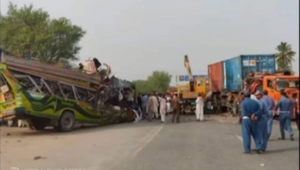 Pakistanda avtobus qəzasında ölənlərin sayı 33 nəfərə çatdı