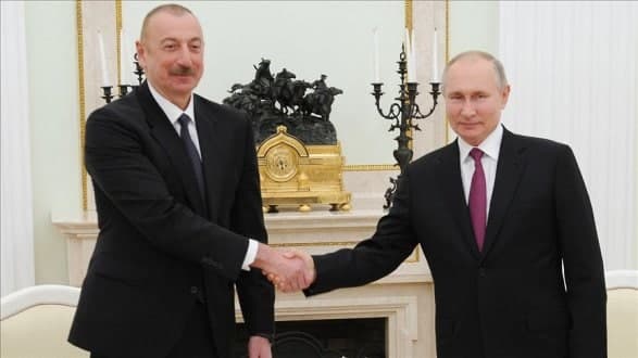 Putin və İlham Əliyevin masasında üç qovluq var - DETALLAR