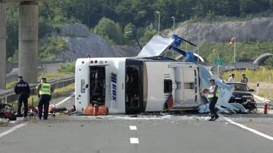 Sərnişin avtobusu qəzaya düşdü – 8 ölü, xeyli yaralı var