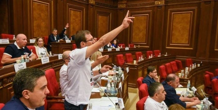 Ermənistan parlamentində dava - Müxalifət iclası dayandırdı 