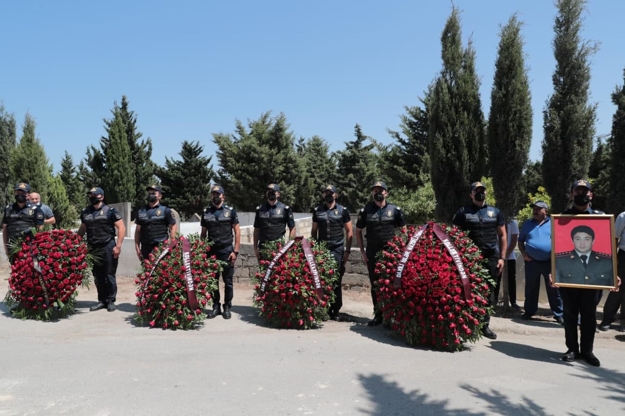 Vilayət Eyvazov vəfat edən polisin vida mərasimində - FOTO