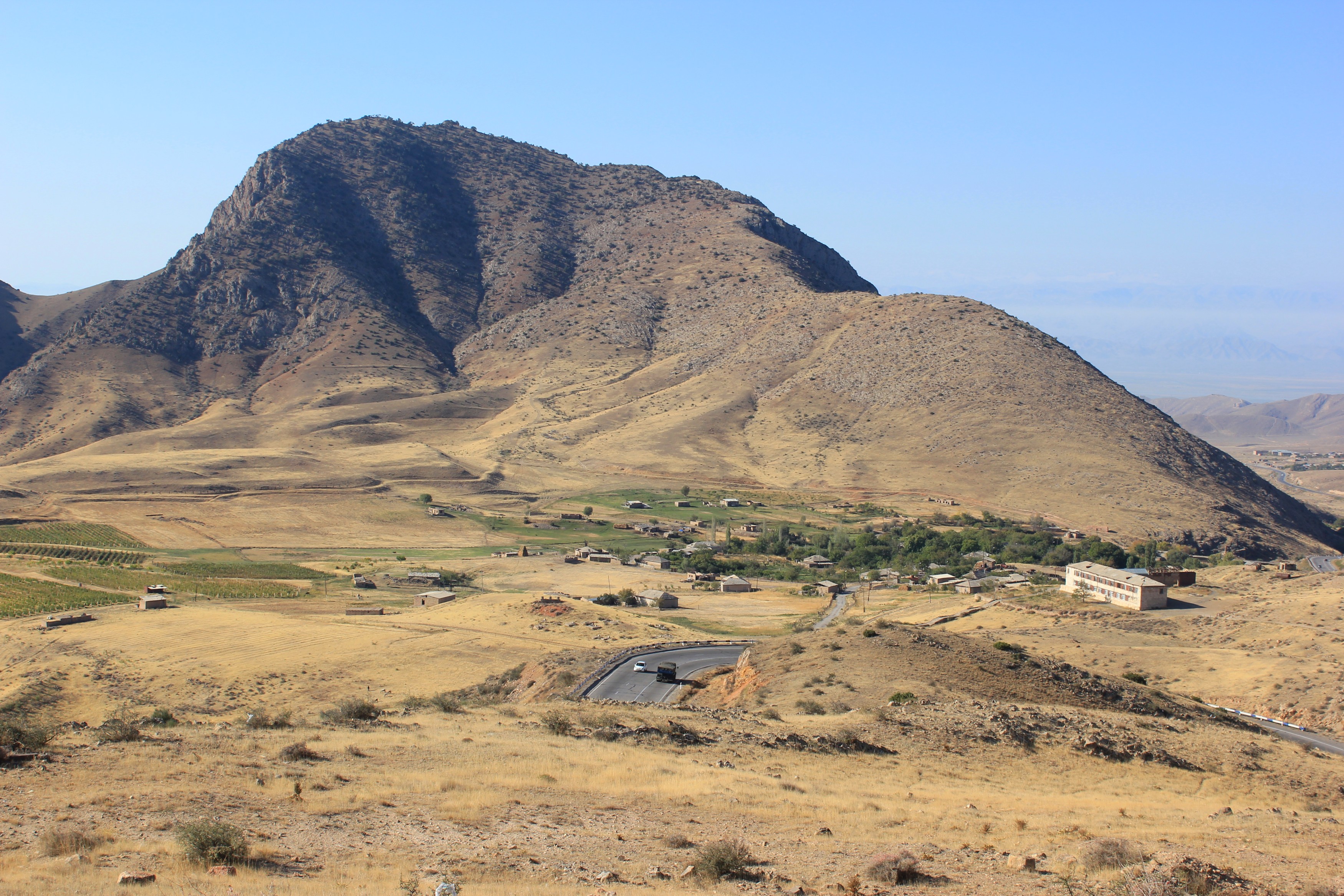 Azərbaycan Kərki kəndinə NƏZARƏT EDİR - FOTO Azərbaycan Kərki kəndinə NƏZARƏT EDİR - FOTO
