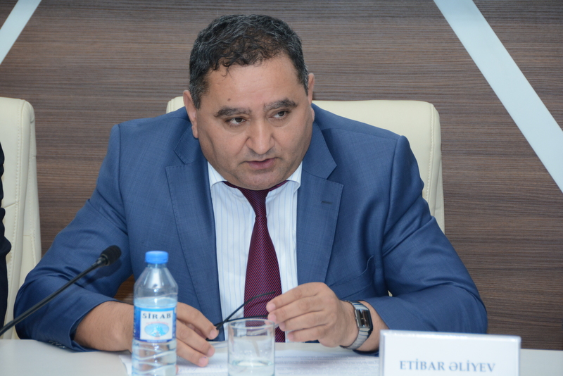 Etibar Əliyev Fazil Mustafanın statusunda seçiciləri təhqir etdi - FOTOFAKT