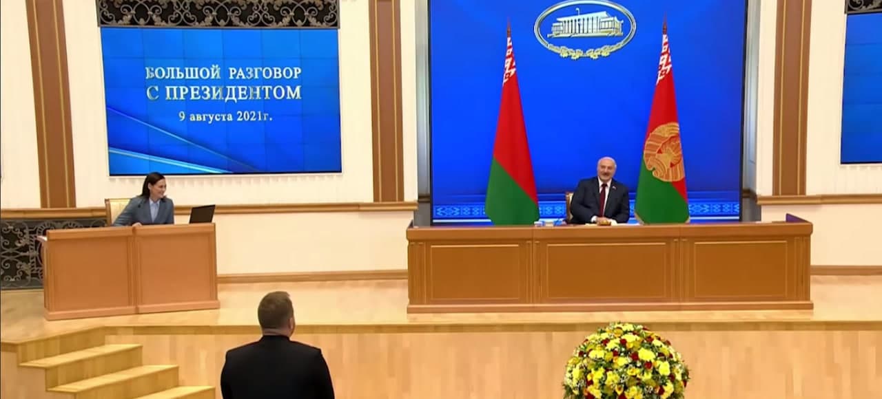 Ukraynalı jurnalistin sualı Lukaşenkonu hirsləndirdi: “Ehtiyatlı ol, burda onun əri oturub” - VİDEO