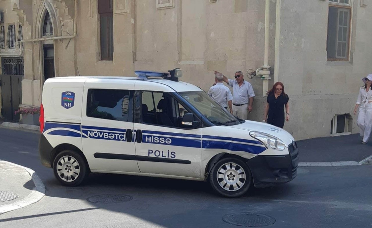 Yasamalda binanın qarşısında narkotik qəbul edən şəxs saxlanıldı - FOTO