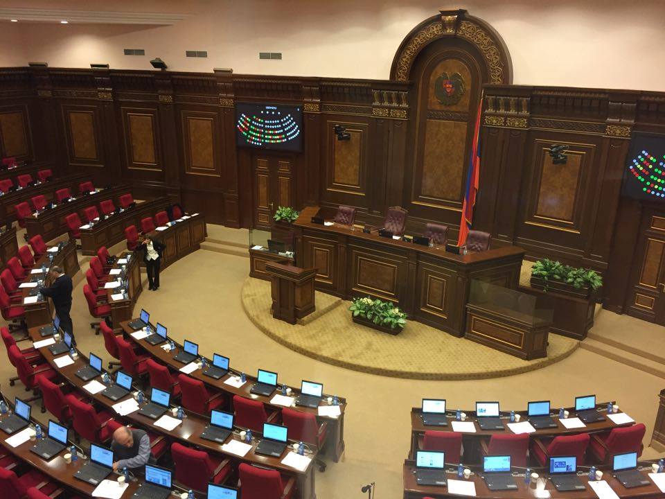 Paşinyana “kapitulyant” deyən deputat parlamentdən qovuldu - ŞOK VİDEO 