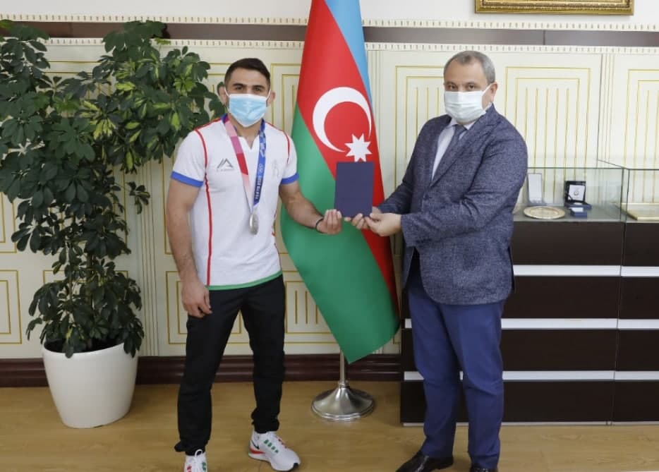 Olimpiya mükafatçısı Hacı Əliyevə BDU-nun diplomu verildi - FOTO