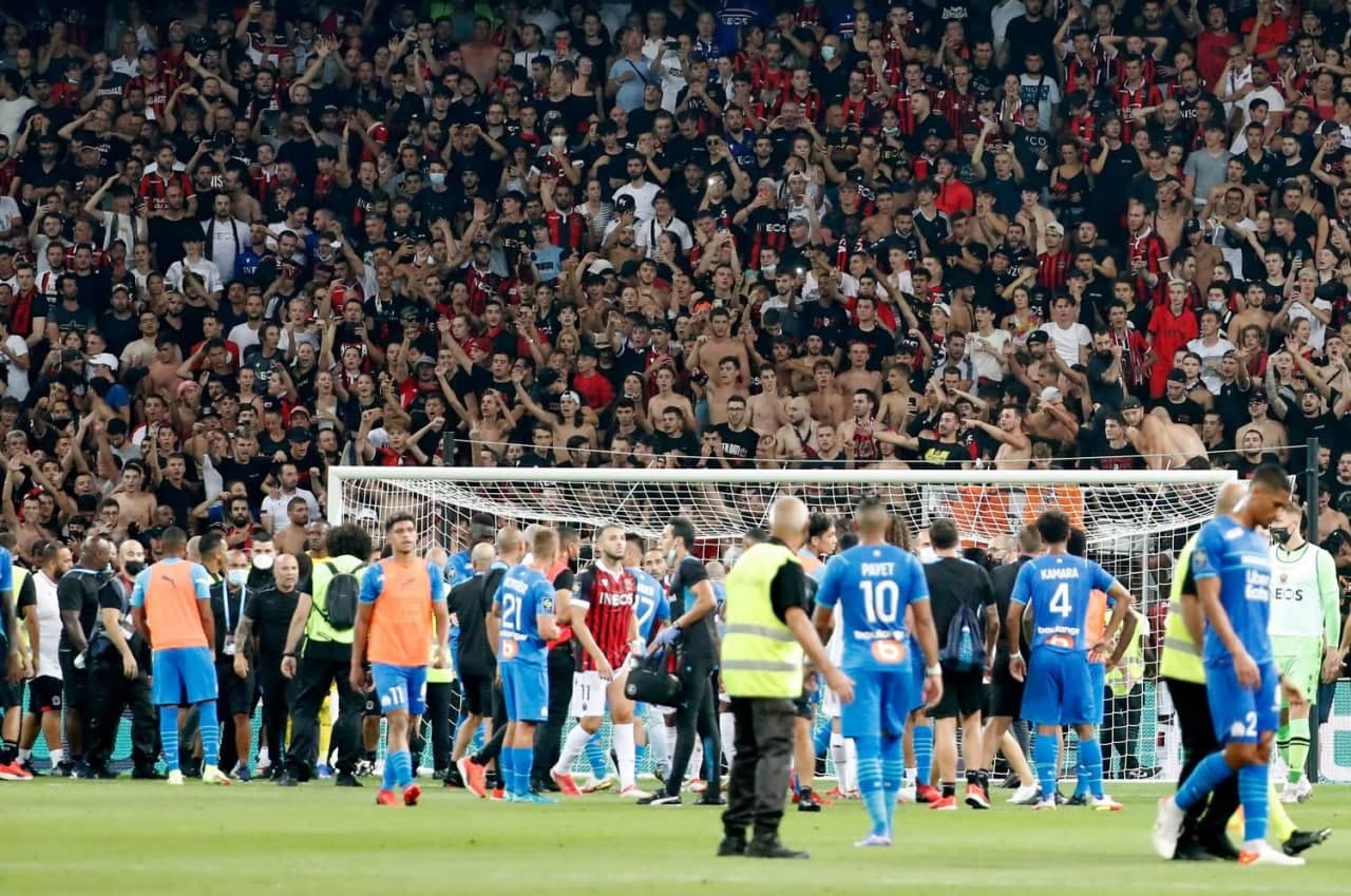 Fransa çempionatında KÜTLƏVİ DAVA: Matç yarımçıq qaldı - FOTO-VİDEO