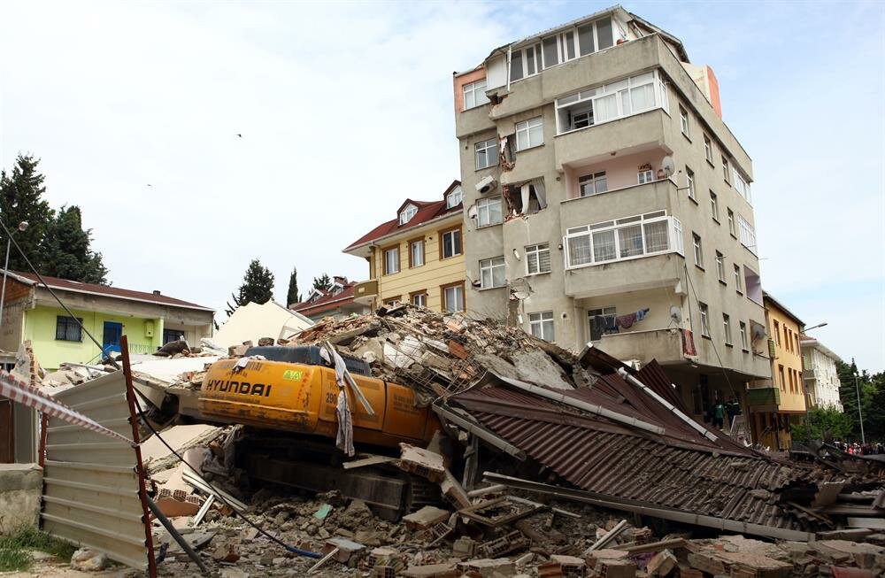 İstanbulda bina çökdü