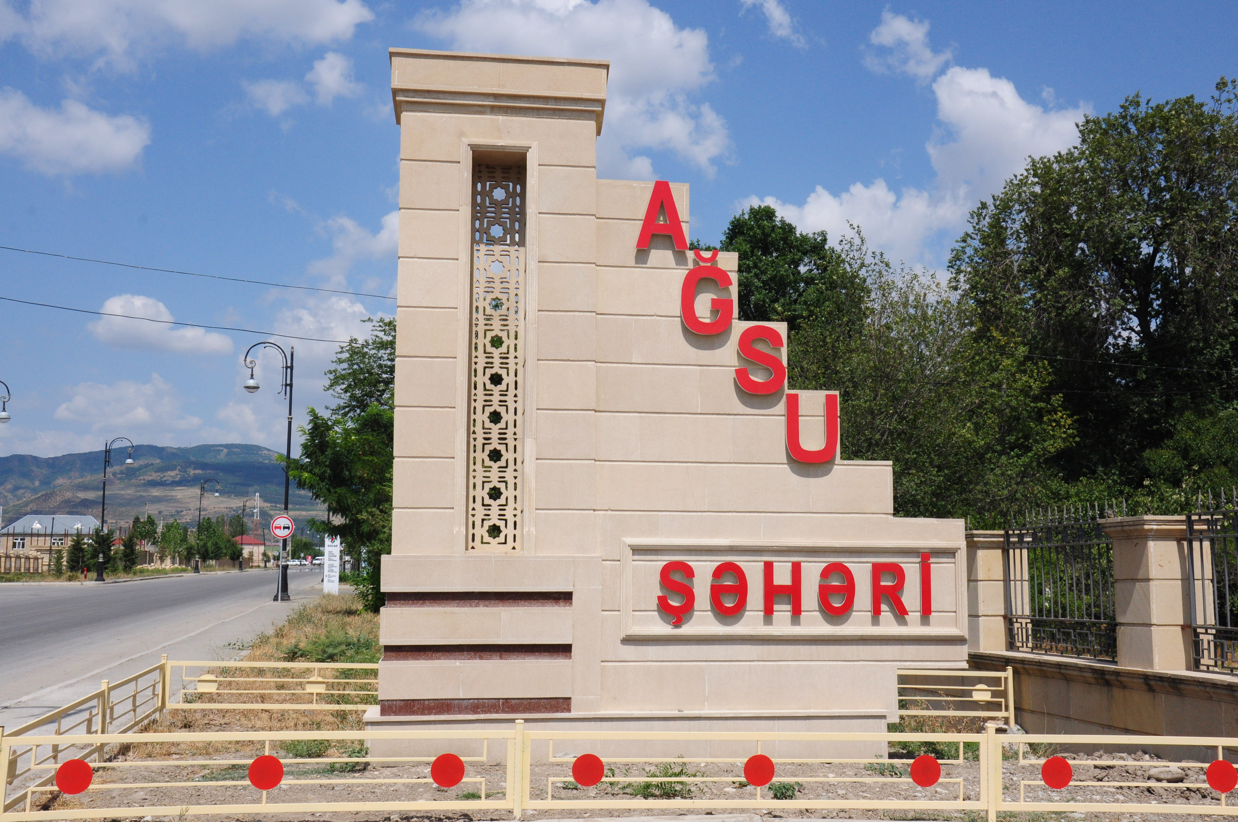 Ağsuda naməlum şəxs evləri, tövlələri yandırdı - FOTO 