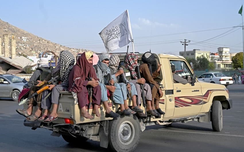 “Taliban” Kabil aeroportuna gedən yolu bağladı