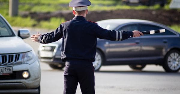 Sürücü yol polisi ilə 