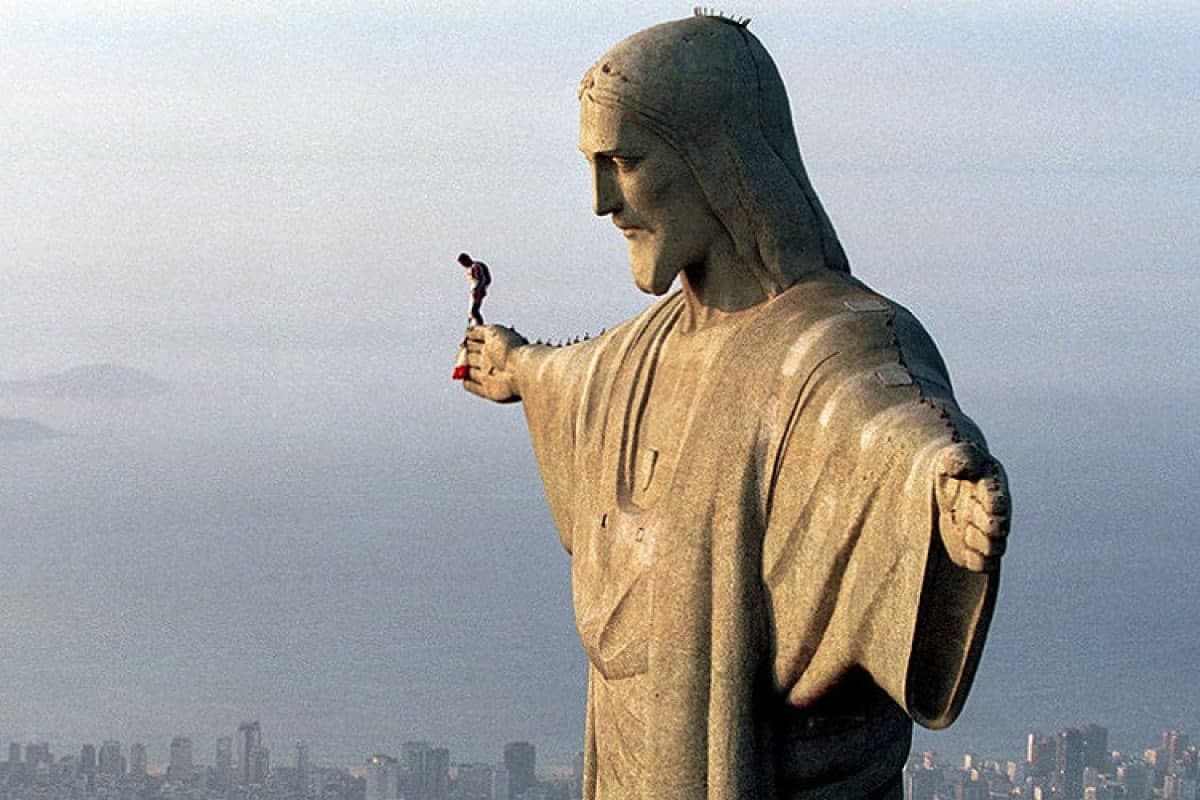 Braziliyada 2 fransalı İsa Məsihin heykəlinin üzərinə çıxdı