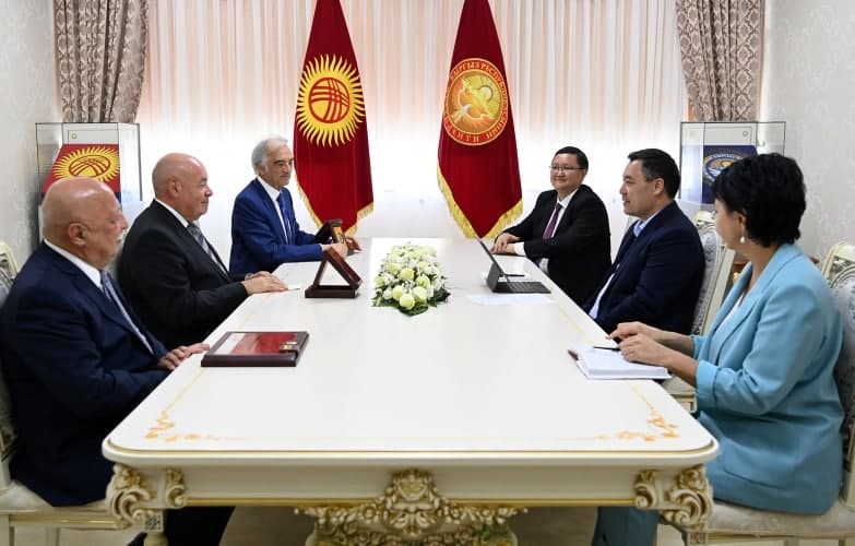 Qırğızıstan prezidenti Polad Bülbüloğluna orden verdi - FOTO