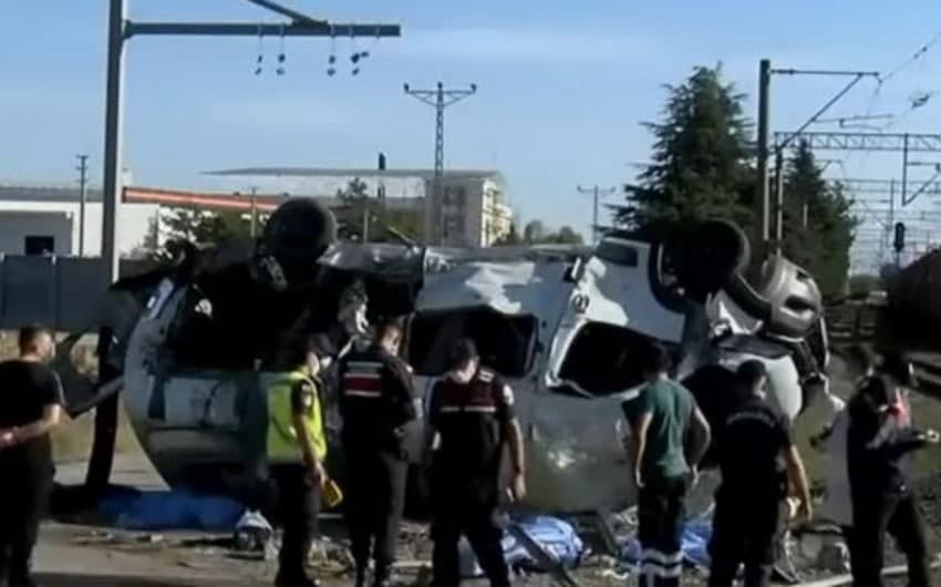 Türkiyədə qatar mikroavtobusla toqquşdu - 4 nəfər öldü
