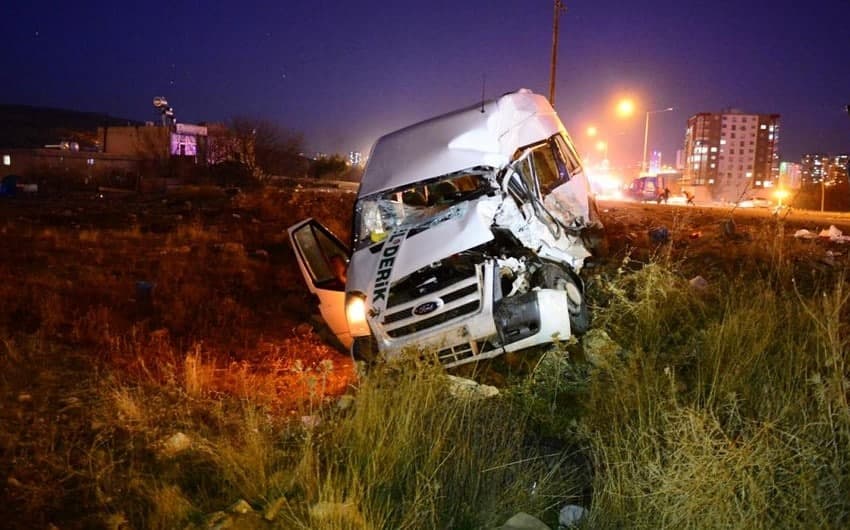 Türkiyədə mikroavtobus qəzaya düşdü - yaralananlar var