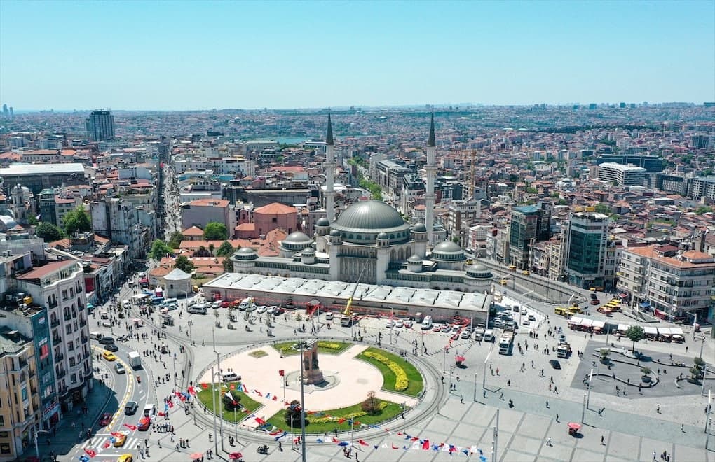 İranlı cütlük İstanbulda hamının gözü önündə soyundu – SƏBƏB - FOTO