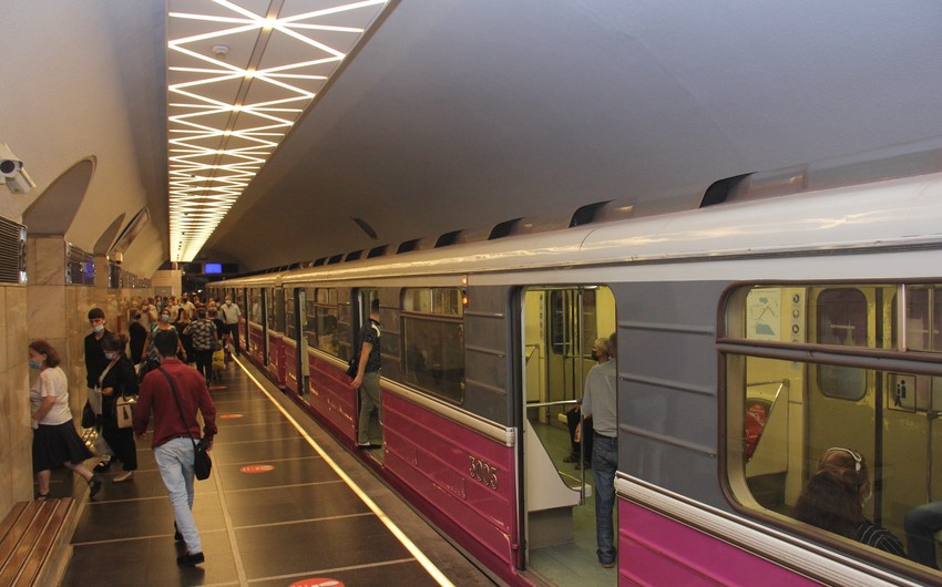 Qatarlar yubandı, sərnişinlər düşürüldü - Metroda nə baş verib? 