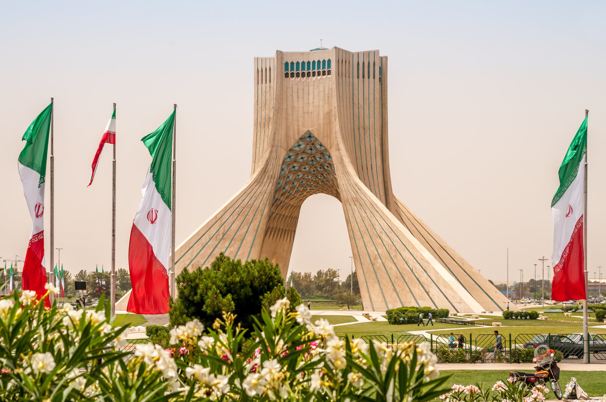 İranlı diplomatın dostluq mesajı - Tehran geri addım atır? 