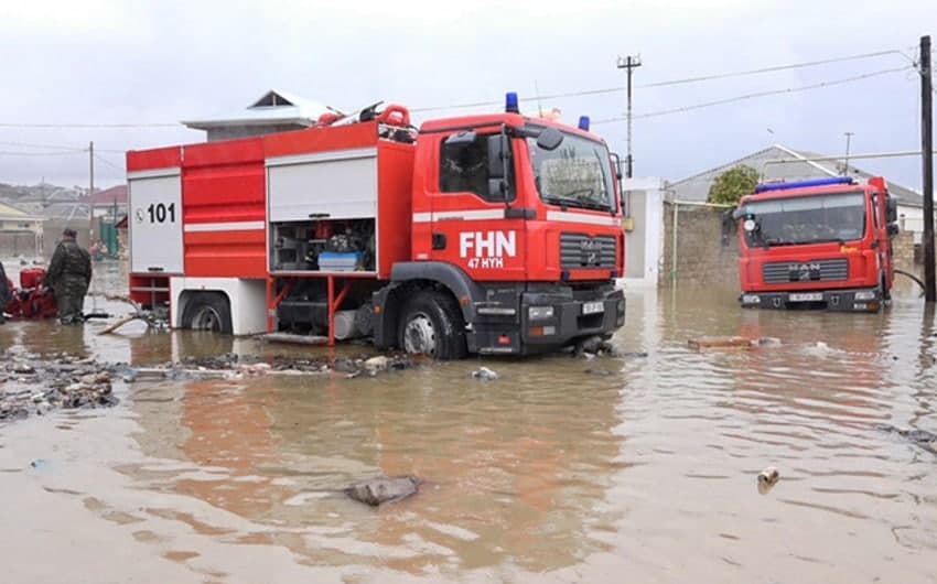 Bakıda bir sıra evləri və həyətyanı sahələri su basıb