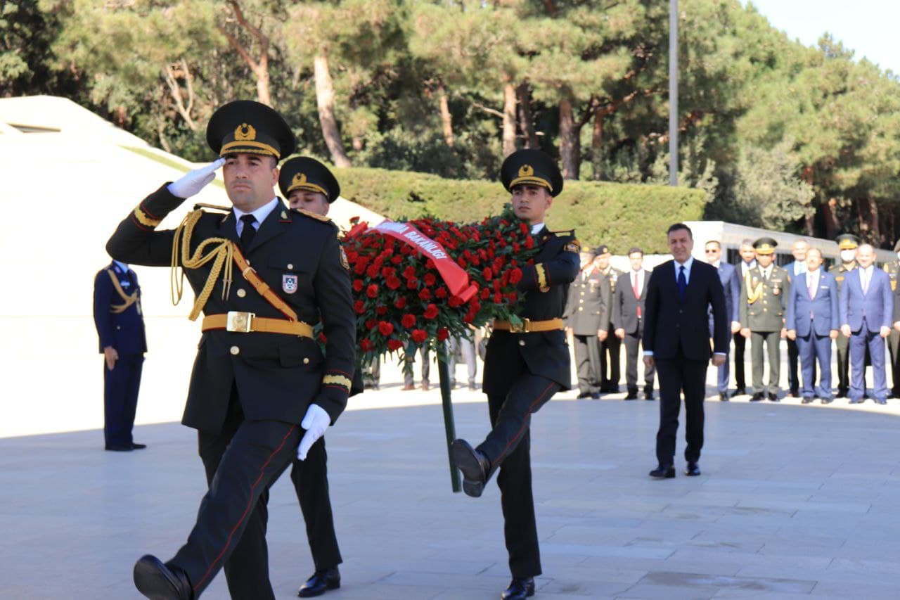 Türkiyə Müdafiə nazirinin müavini Şəhidlər Xiyabanında - FOTO-VİDEO