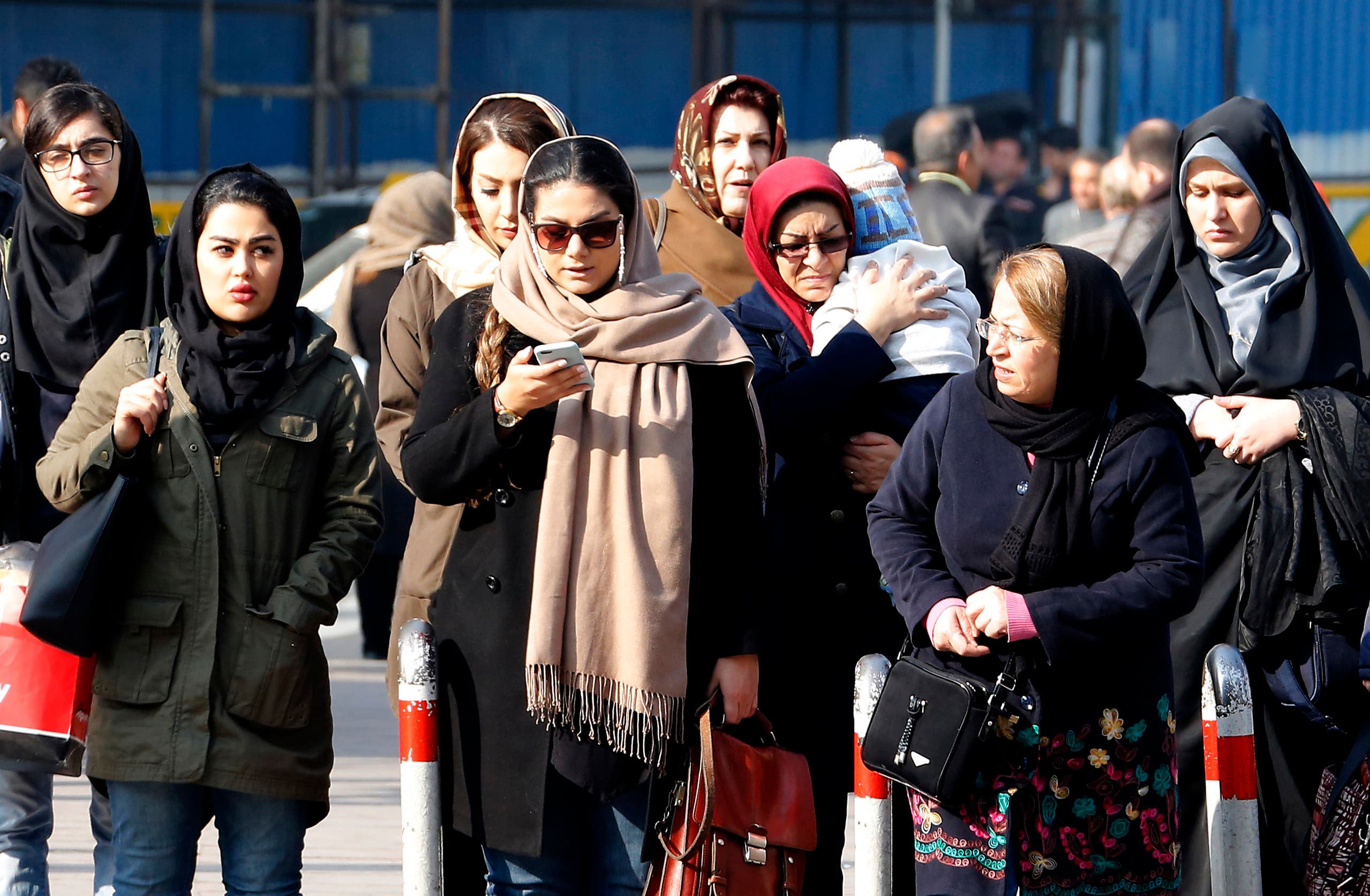 İranlı qadınlara yeni QADAĞA – Pizza və sendviç yemək olmaz