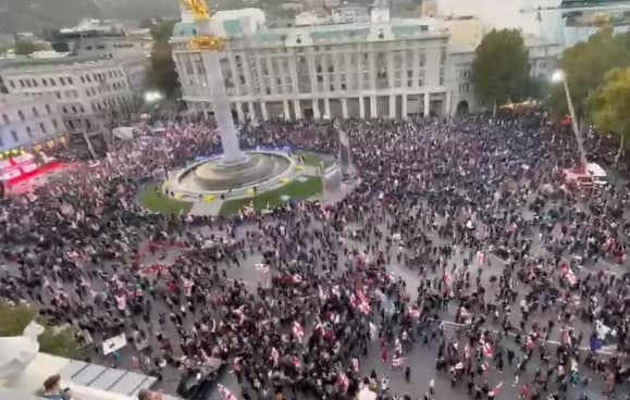 Saakaşvilinin ikinci məktubu oxundu – Tibilisidə minlərlə insan küçələrə axışıb - VİDEO