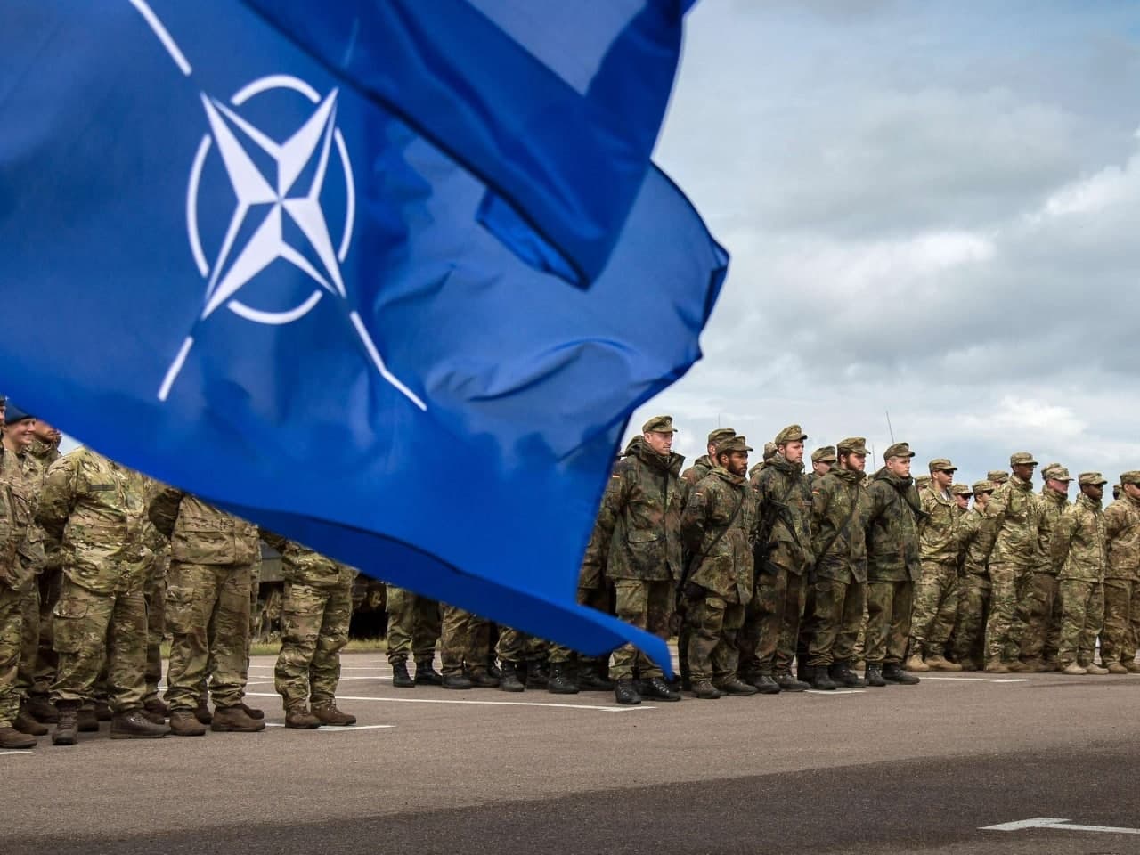 NATO-nun yüksək rütbəli rəsmisi Bakıya gəlir - FOTO