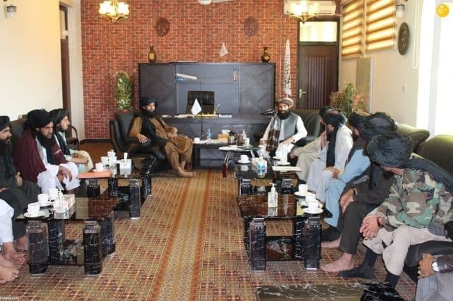 GÜNÜN FOTOSU: Ayaqyalın Taliban rəsmiləri rəsmi görüşdə!
