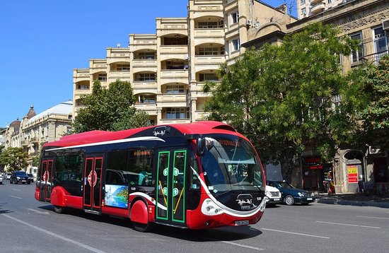 Bakıda sərnişin avtobusu qəzaya düşdü  - 31 yaşlı qadın xəsarət aldı