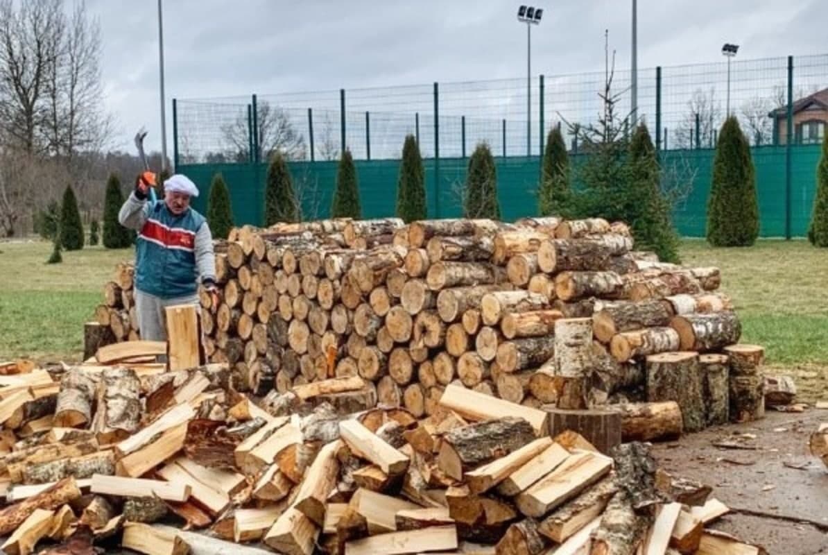 Lukaşenko istirahət günündə odun yardı – VİDEO