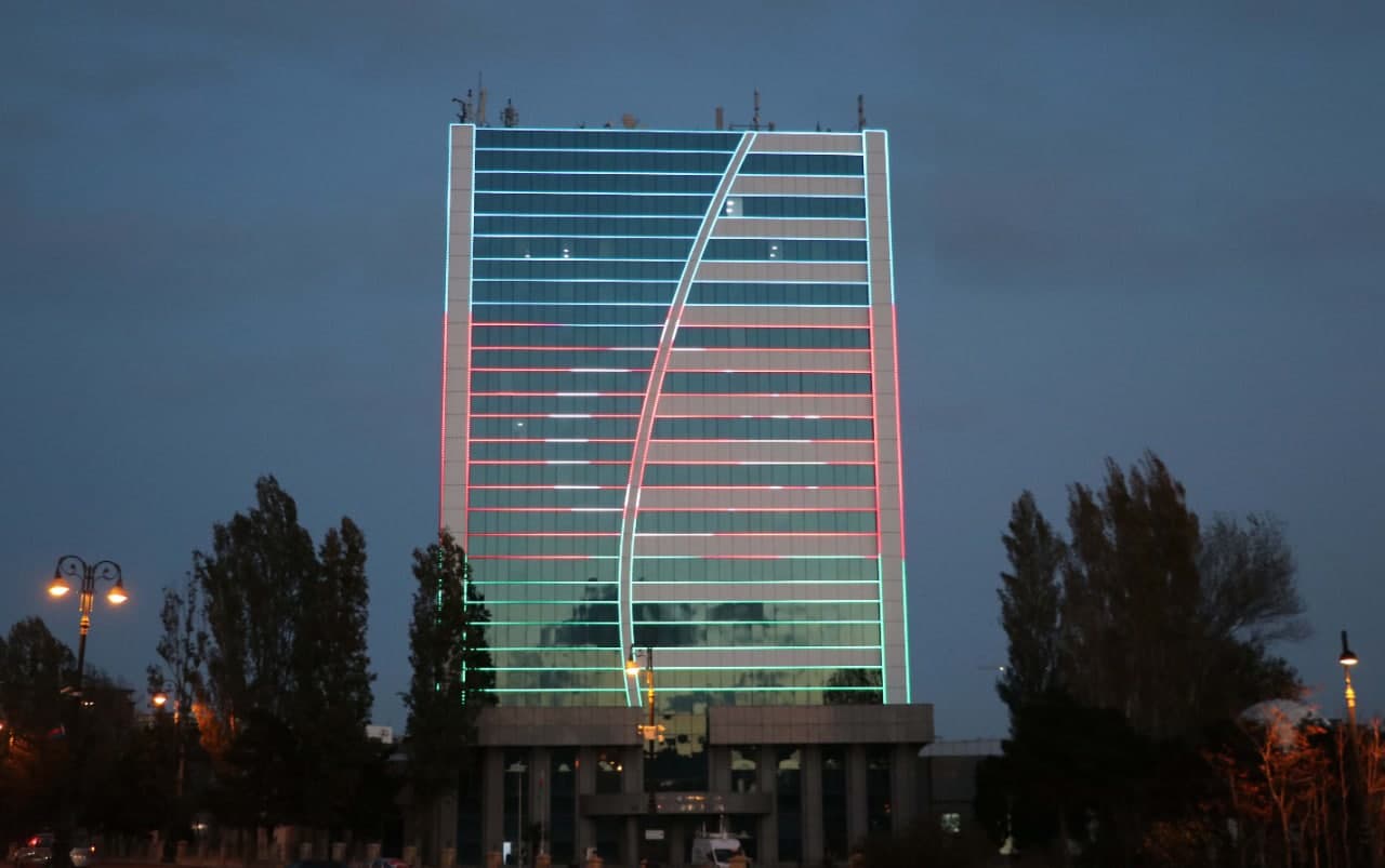 Bakının məşhur binaları Azərbaycan bayrağı ilə işıqlandırıldı - FOTO/VİDEO